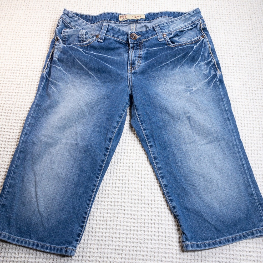 BKE Madison Denim Capri Jeans Medium Wash Embroidered Flap Pocket 32x18